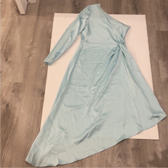 Alice + Olivia DORA ASYMMETRICAL OFF
SHOULDER DRESS - Picture 5 of 8